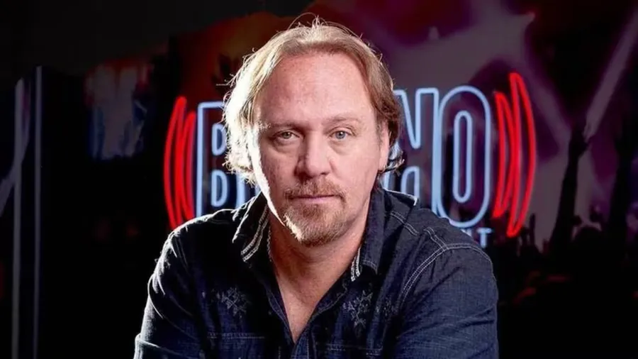 Retrato de Alfredo Alonso frente al logo de Bizarro