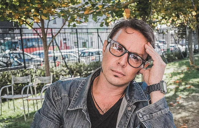 Retrato de Alfredo Lewin en un parque