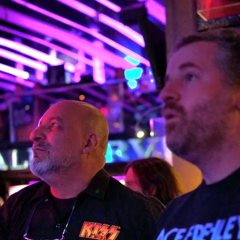 En un encuentro de la comunidad, con la polera de KISS Kruise: Land-Locked in Vegas