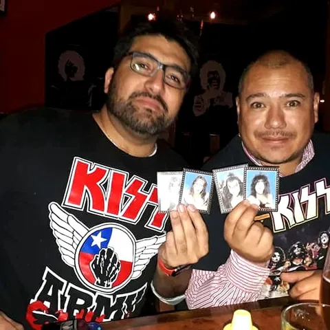 Mostrando su colección de tarjetas de KISS