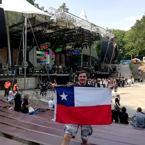 Con la bandera de Chile, en un concierto de KISS en el extranjero