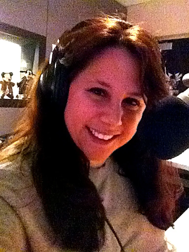 Beth Jordan en el estudio de su programa de radio