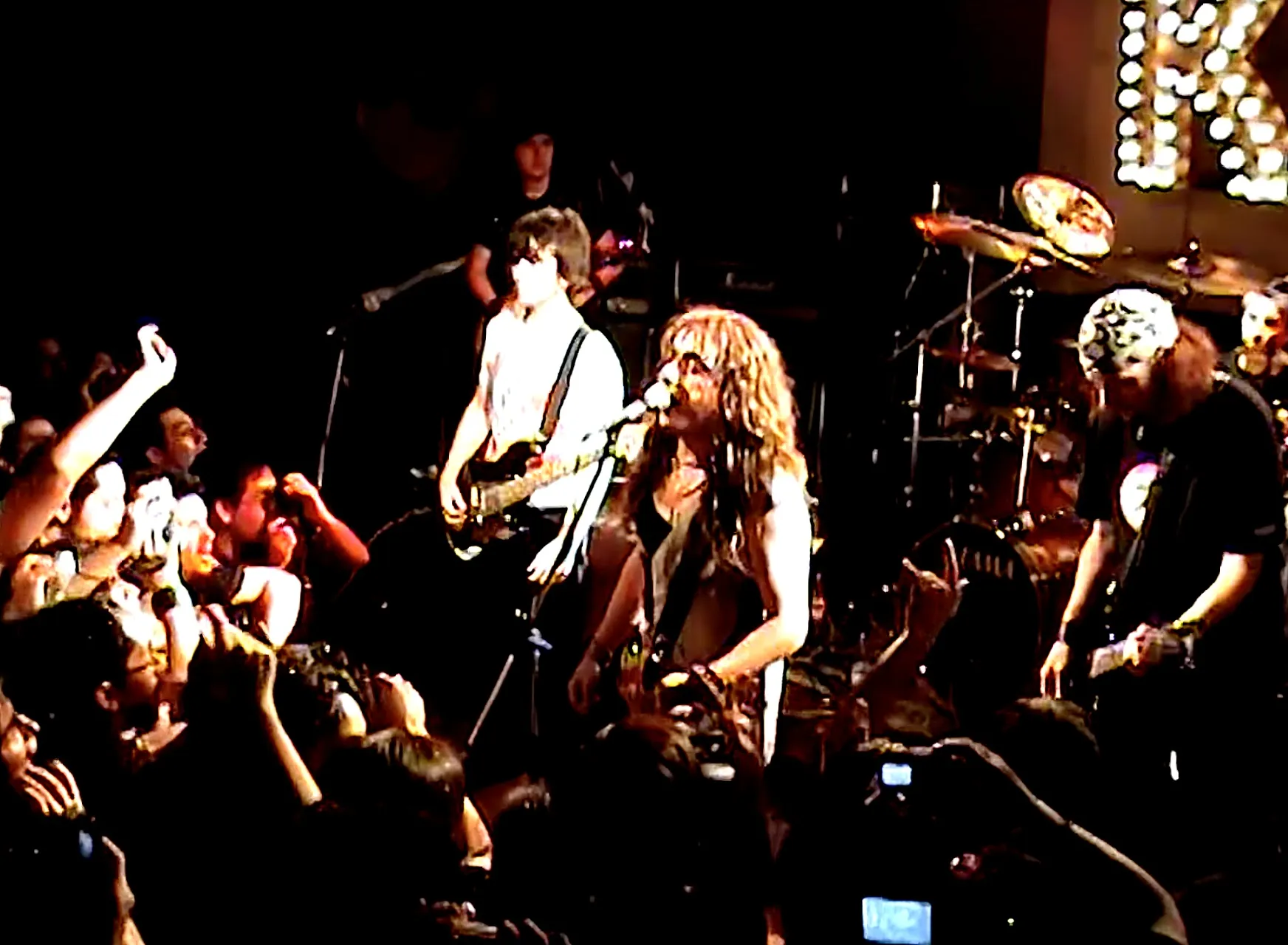 Bruce Kulick cantando frente al público en La Batuta, Santiago, 19 de diciembre de 2006
