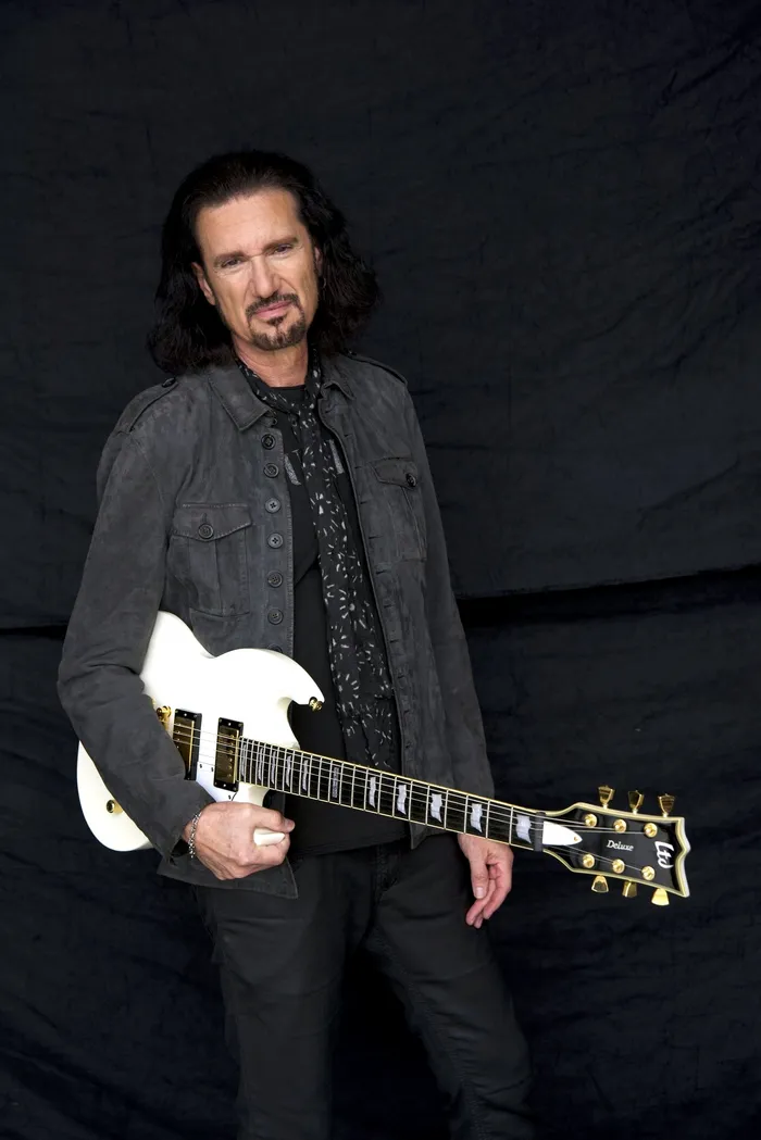 Bruce Kulick posando con una guitarra ESP LTD blanca