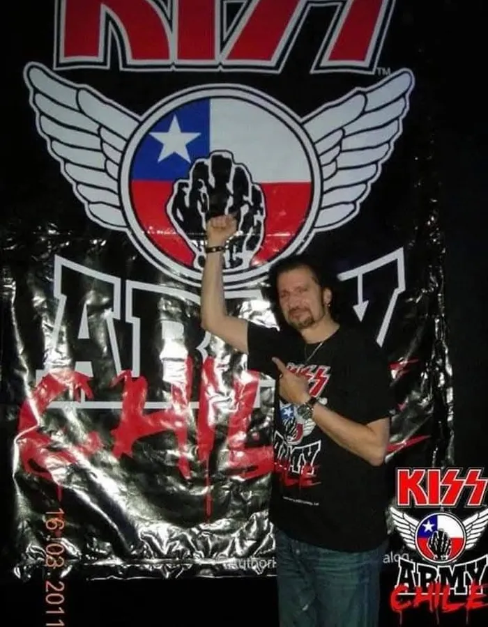 Bandera de KISS Army Chile en el evento del concierto de Bruce Kulick, marzo de 2011