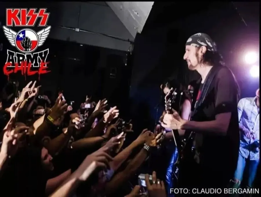 Bruce Kulick tocando en el escenario del Club 334 frente al público chileno