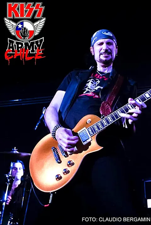 Bruce Kulick tocando una guitarra Les Paul dorada en el escenario del Club 334