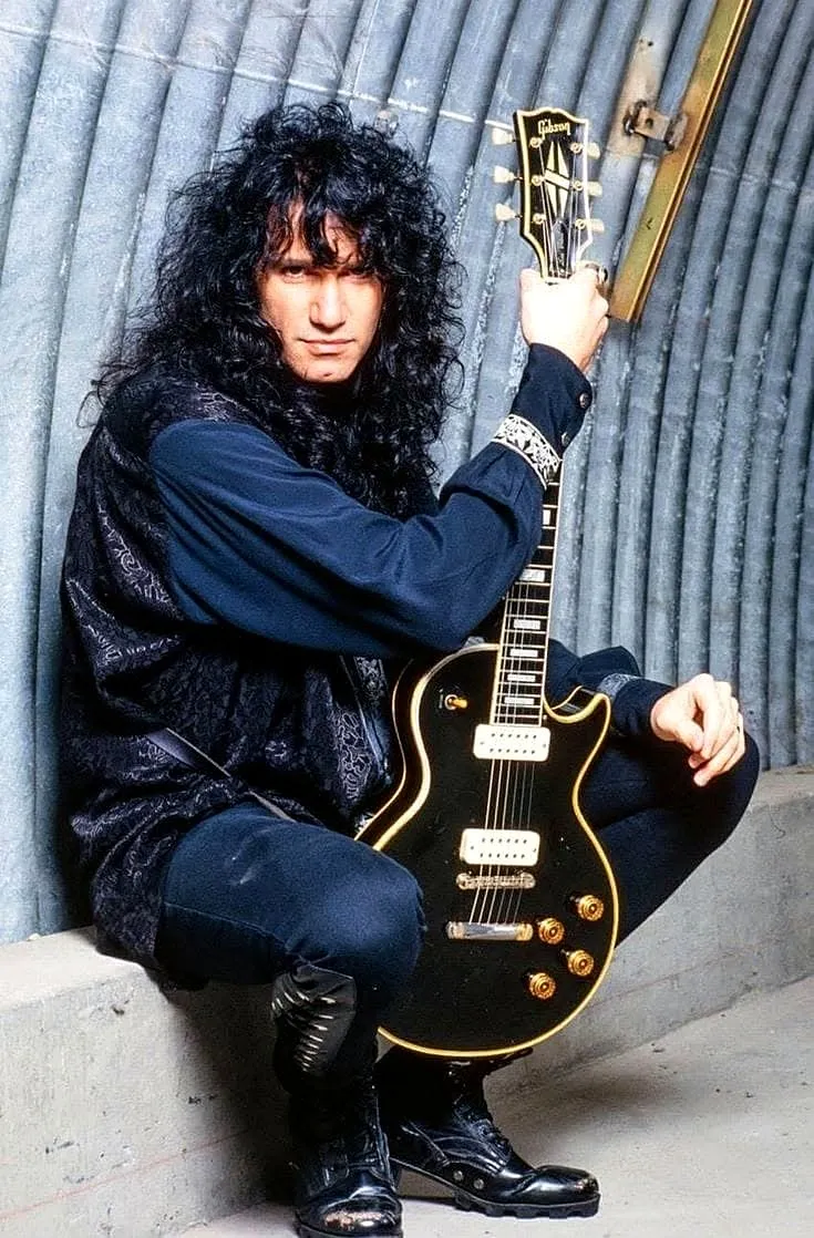 Bruce Kulick posando con su guitarra Gibson Les Paul