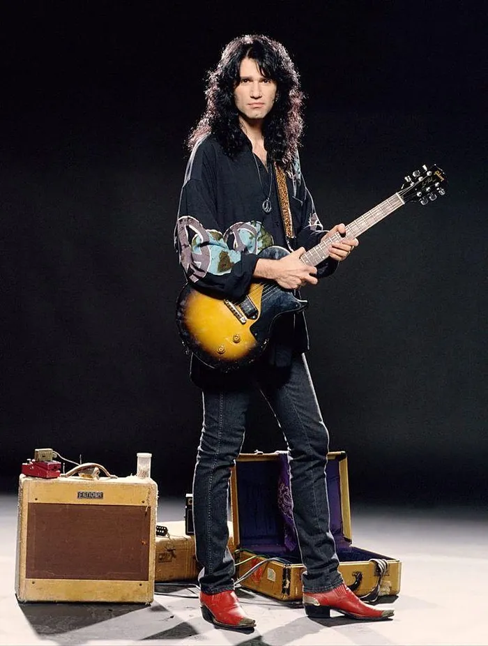 Bruce Kulick de pie con su guitarra y amplificadores vintage