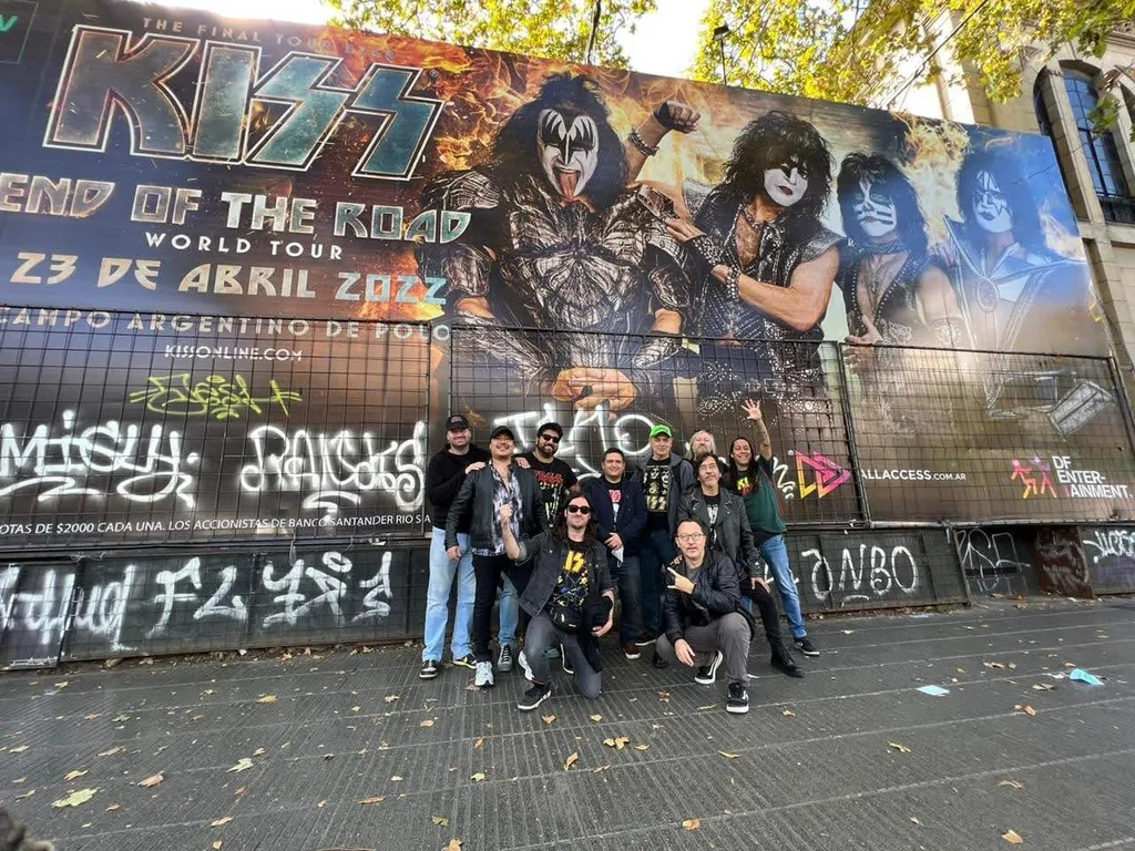 Jaime Toro y amigos frente al afiche de KISS End of the Road, Buenos Aires, 2022