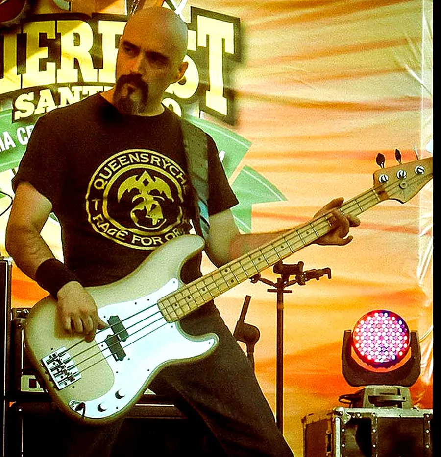 Cato Cueto tocando el bajo en el festival Interfest Santiago, con polera de Queensrÿche