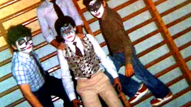 Claudio Narea de niño, junto a dos amigos, maquillados como integrantes de KISS