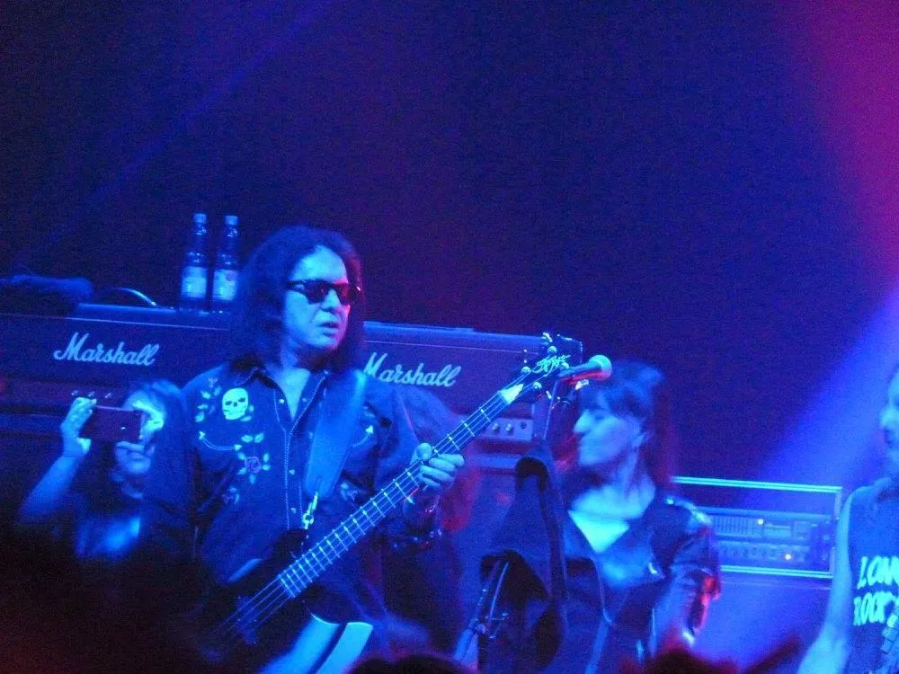 Myri en el escenario junto a Gene Simmons, Teatro Cariola, 2017
