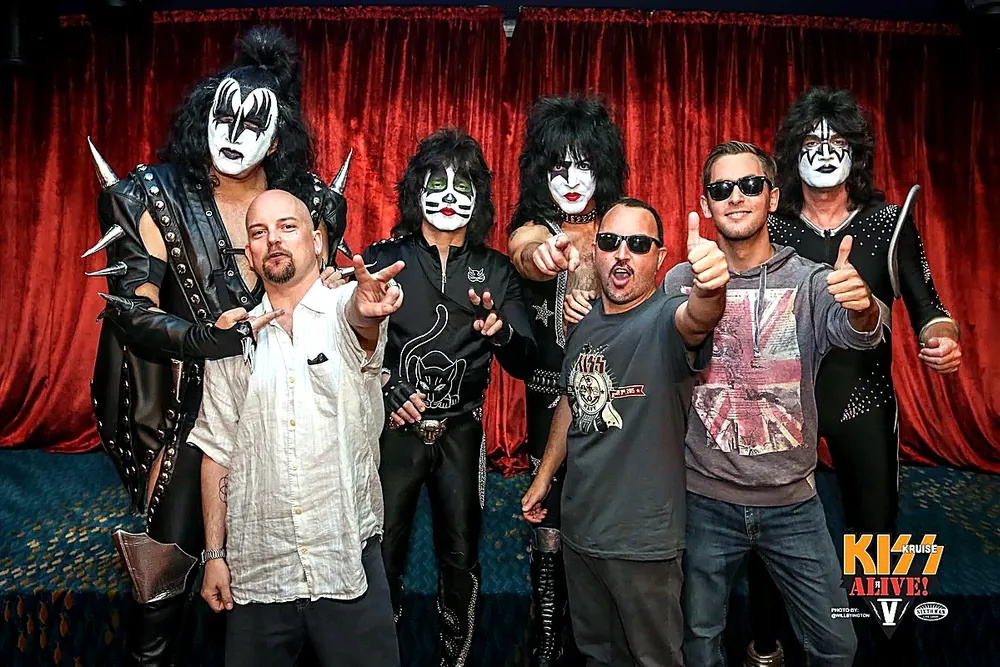 Cote Hurtado junto a Gene Simmons, Peter Criss (Eric Singer con maquillaje de Catman), Paul Stanley y Tommy Thayer, y un amigo, en el KISS Kruise