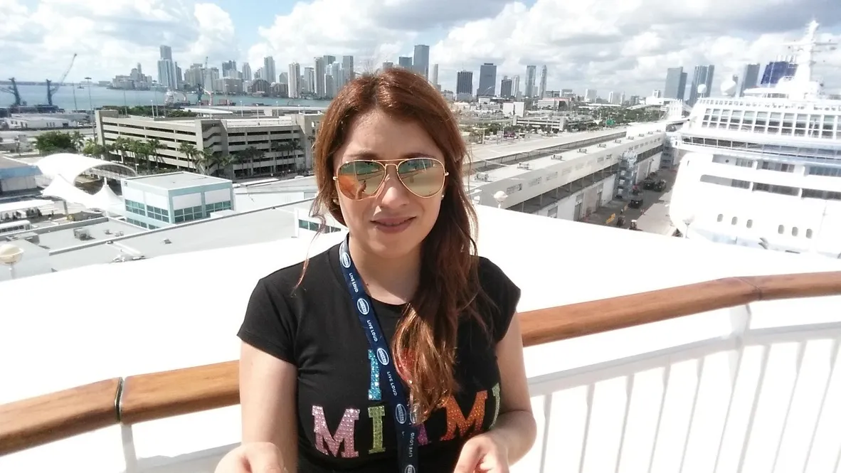Evelyn Vásquez en la cubierta del KISS Kruise IV, con el skyline de Miami de fondo