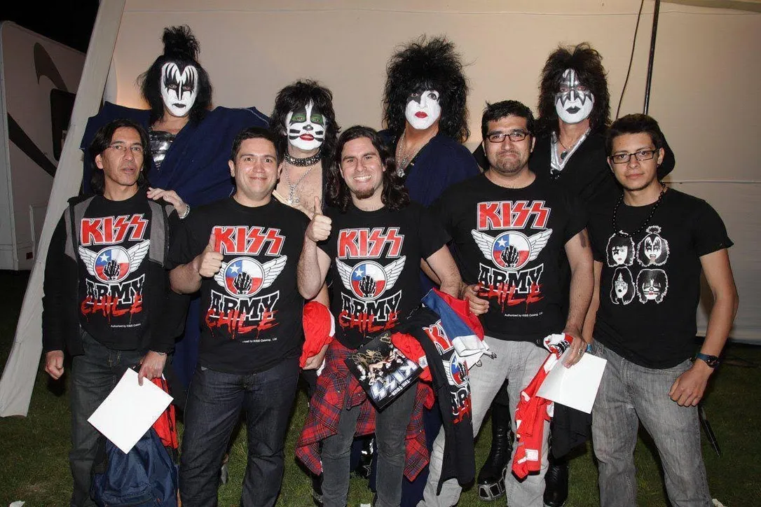 Jaime Toro junto al equipo de KISS Army Chile y la banda caracterizada de KISS