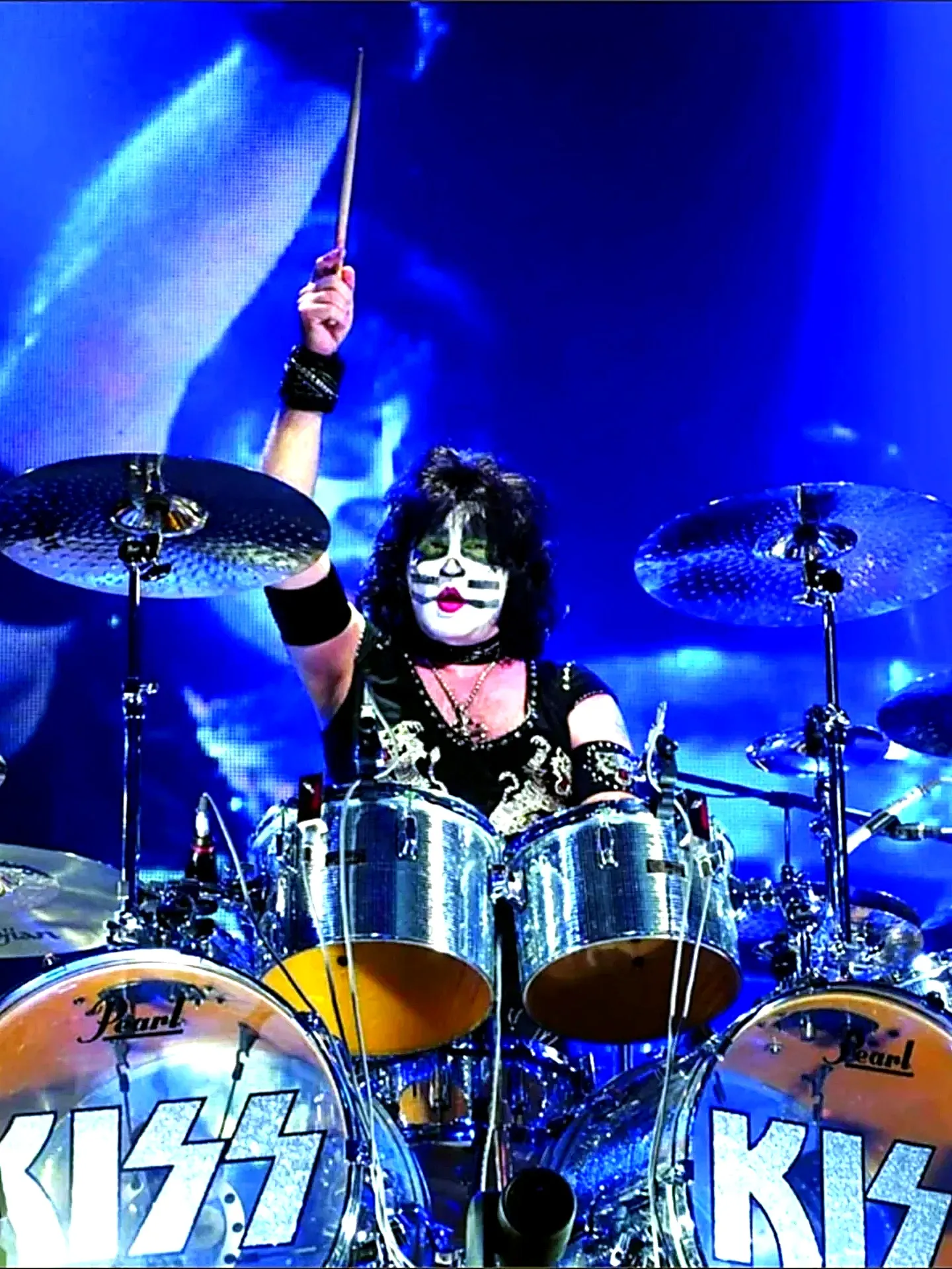 Eric Singer, con maquillaje de Catman, tocando la batería en vivo con KISS