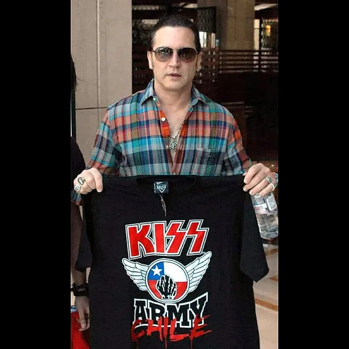 Eric Singer sosteniendo una polera de KISS Army Chile