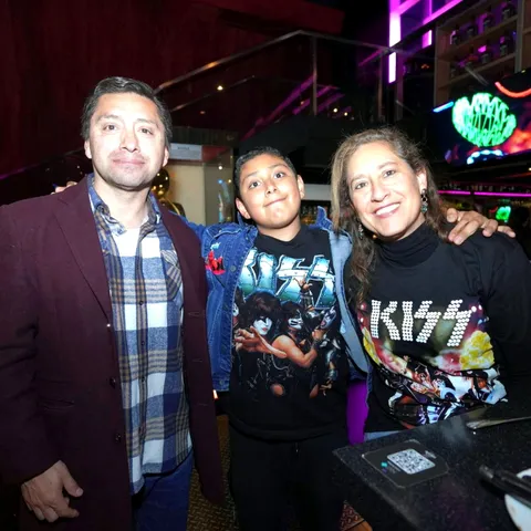 Celebrando en familia, con la polera de KISS Kruise