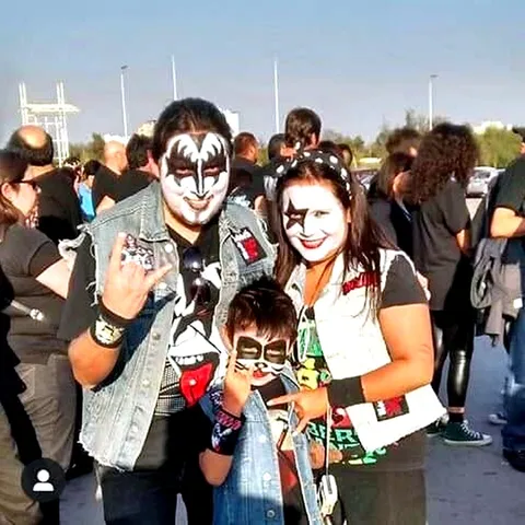 En familia, pintados para el concierto