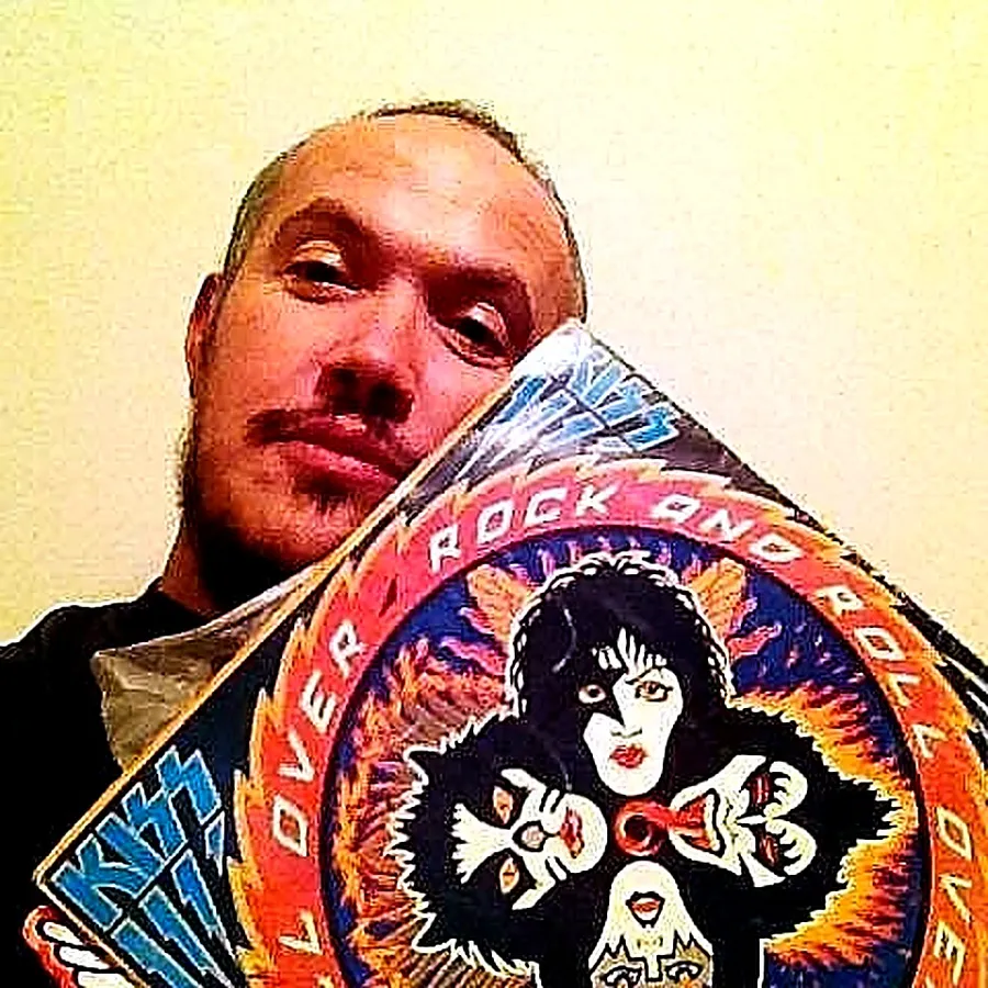 Fernando Mujica mostrando su vinilo de Rock and Roll Over de KISS