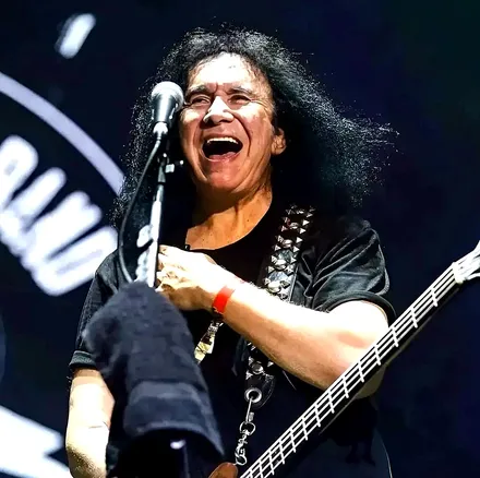 Gene Simmons cantando en vivo en el Teatro Cariola