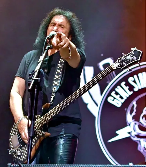 Gene Simmons apuntando al público desde el escenario