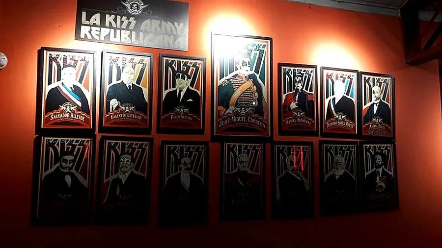 Pared con los cuadros de la KISS Army Republicana en Goodstock Bar