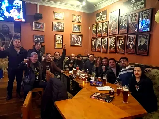 Fans de KISS Army Chile reunidos en Goodstock, levantando sus vasos