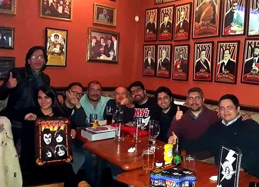 Fans de KISS Army Chile mostrando un póster de la banda en Goodstock