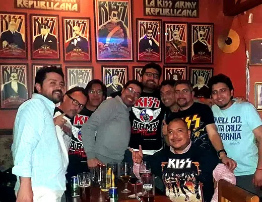 Fans de KISS Army Chile posando frente a la pared de la KISS Army Republicana
