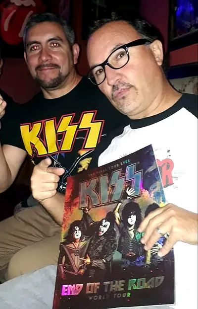 Dos fans con el programa de la gira End of the Road