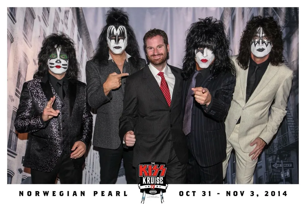 Gustavo Serrano junto a los integrantes de KISS en el KISS Kruise IV