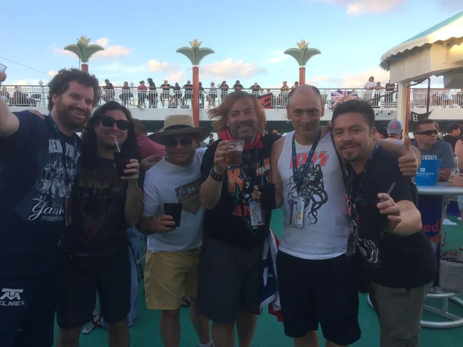 Gustavo Serrano junto a amigos kisseros en la cubierta del KISS Kruise