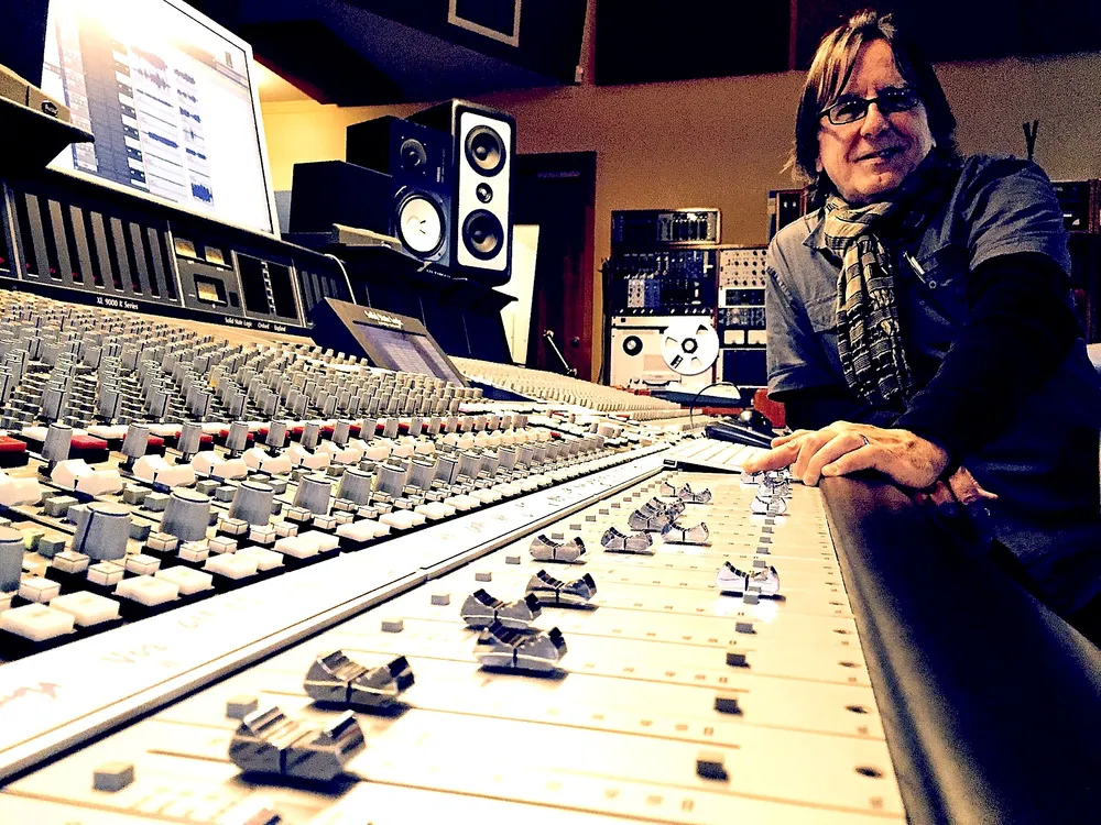 Hernán Rojas en la consola de mezcla de un estudio de grabación