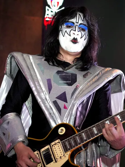 Integrante de Danger vestido como el Spaceman, en homenaje a Ace Frehley
