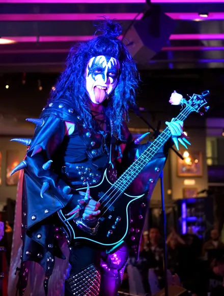 Integrante de Danger vestido como el Demonio, tocando el bajo en el homenaje a Ace Frehley