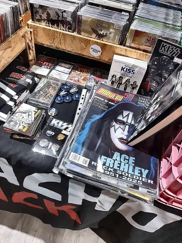 Mesa de Despacho Rock con casetes, piochas, uñetas y una revista con Ace Frehley en la portada