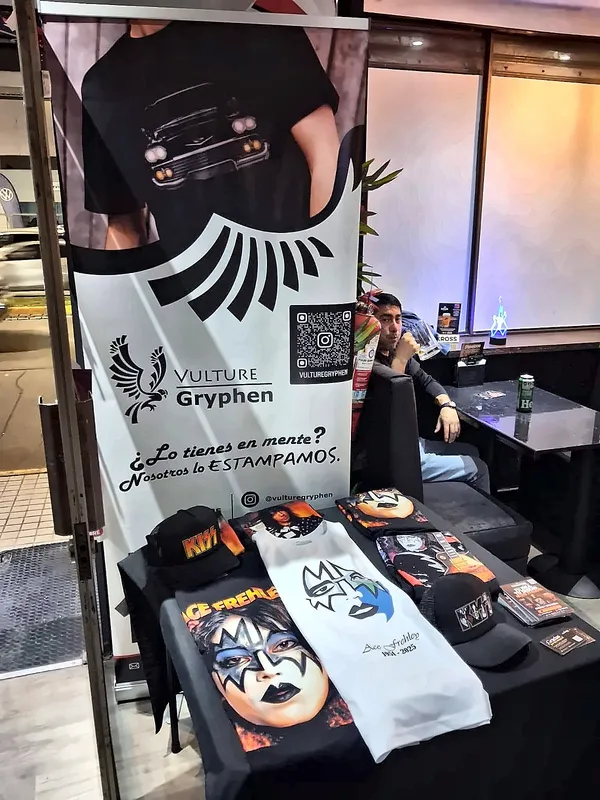 Stand de Vulture Gryphen con poleras y jockeys de Ace Frehley y KISS