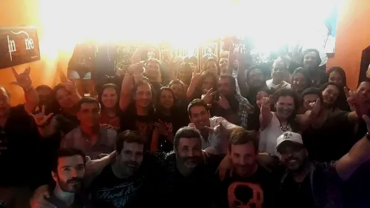 Gran grupo de fans de KISS Army Chile posando juntos en Goodstock