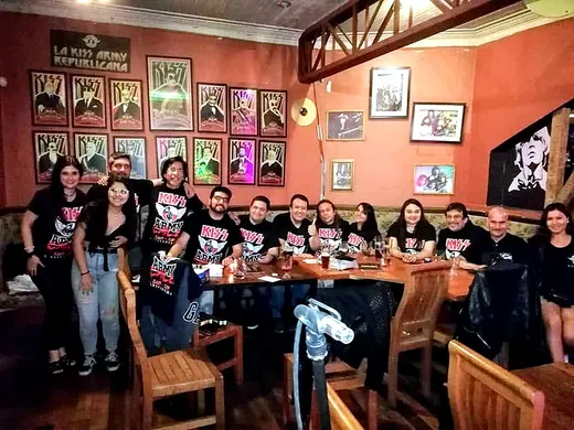Fans de KISS Army Chile posando frente a la pared de la KISS Army Republicana