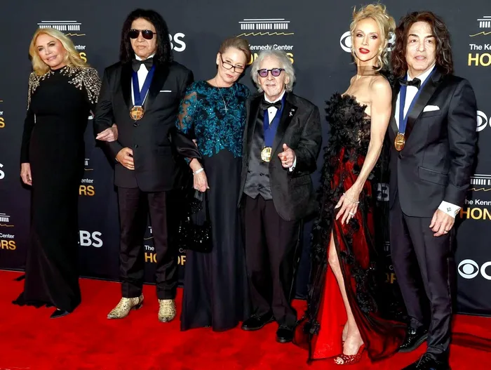 Shannon Tweed, Gene Simmons, Gigi Criss, Peter Criss, Erin Sutton y Paul Stanley en la alfombra roja de los Kennedy Center Honors 2025