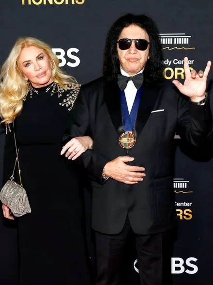 Gene Simmons y su esposa Shannon Tweed con la medalla de los Kennedy Center Honors 2025