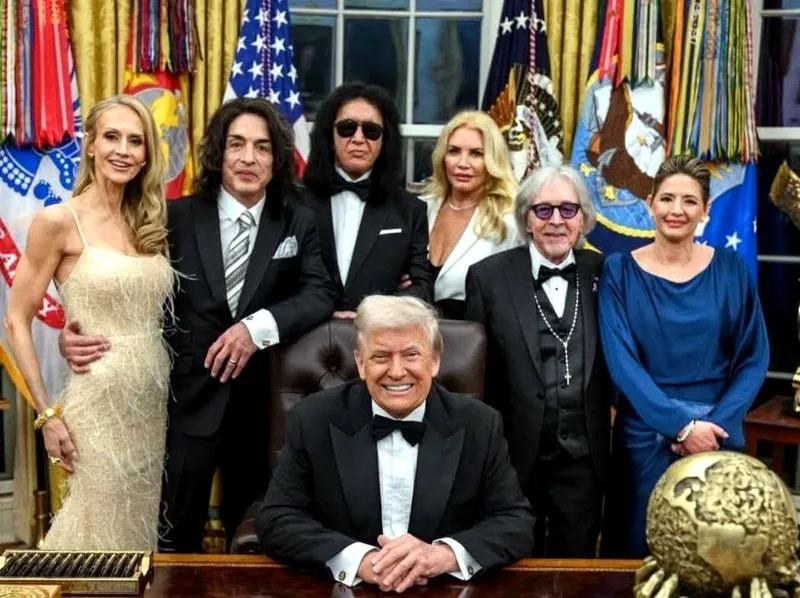 Donald Trump junto a Gene Simmons, Paul Stanley y Peter Criss en la Oficina Oval, tras entregarles las medallas de los Kennedy Center Honors 2025