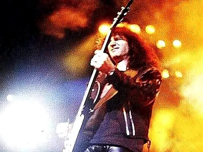 Bruce Kulick tocando la guitarra en el concierto de Chile, 1994
