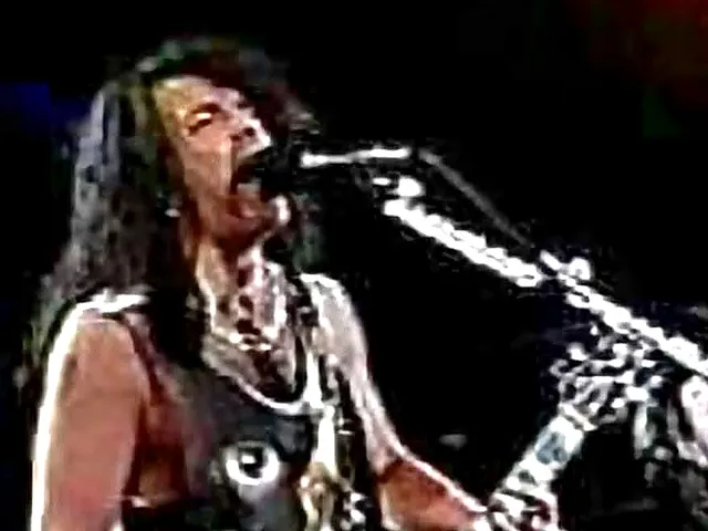 Integrante de KISS cantando en vivo en la Estación Mapocho, 1994