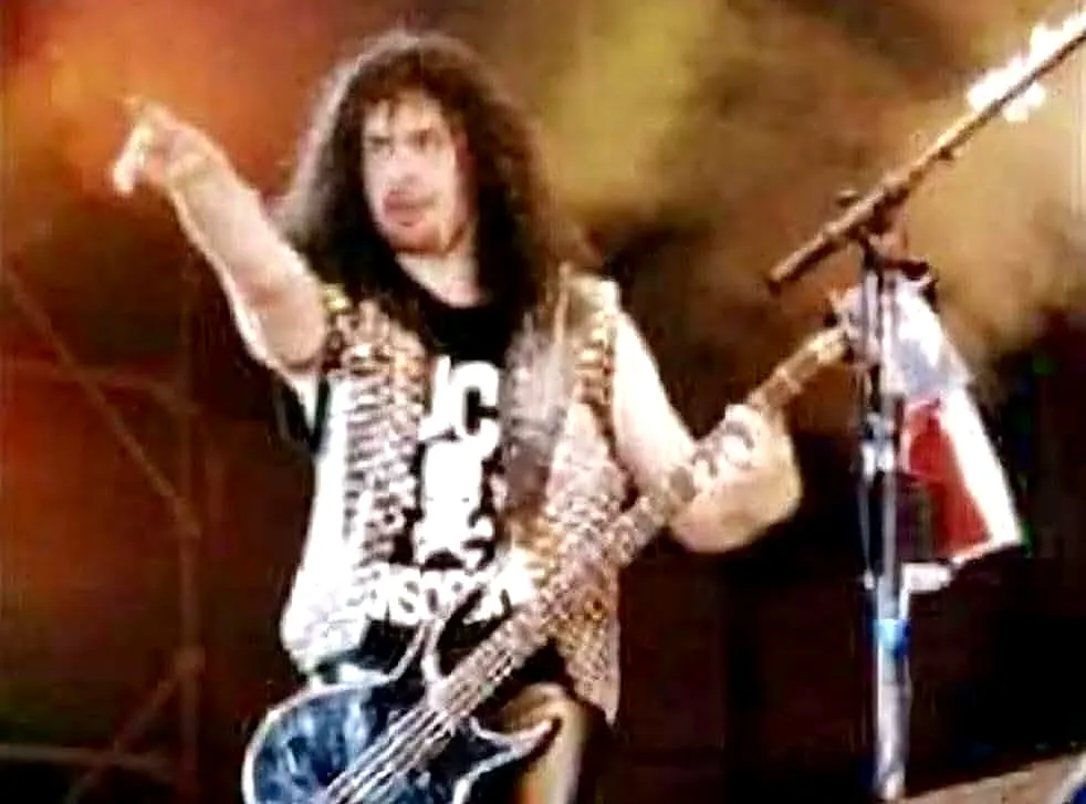 Gene Simmons apuntando al público desde el escenario en Santiago, 1994