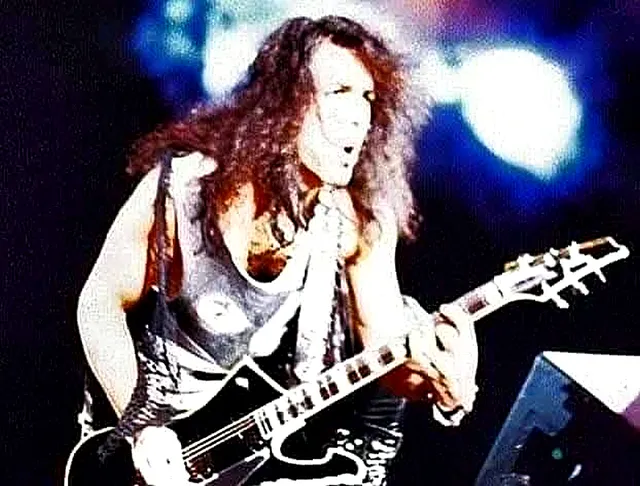 Integrante de KISS tocando la guitarra en vivo en la Estación Mapocho, 1994