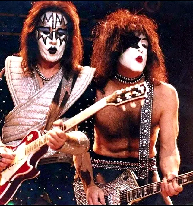 Ace Frehley y Paul Stanley con maquillaje y vestuario sobre el escenario