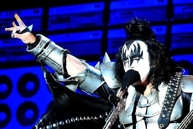Gene Simmons saludando al público sobre el escenario